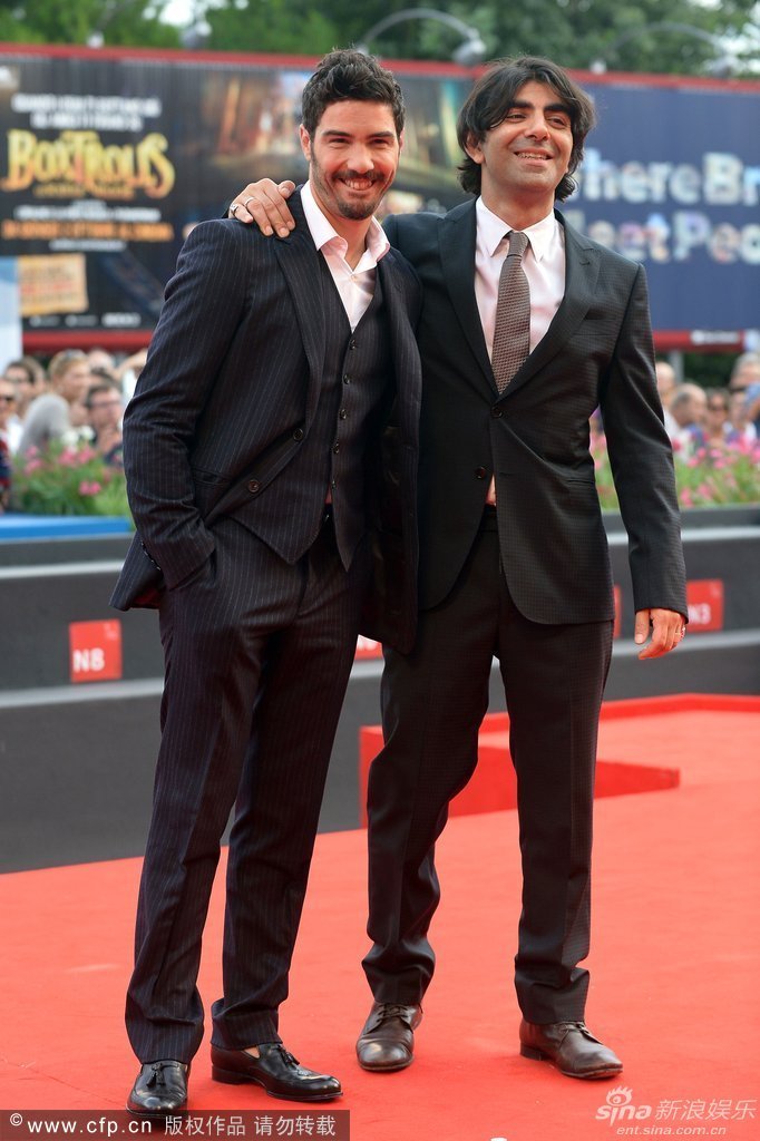 组图:《切口》两女星深V爆乳却撞衫 露胸比美