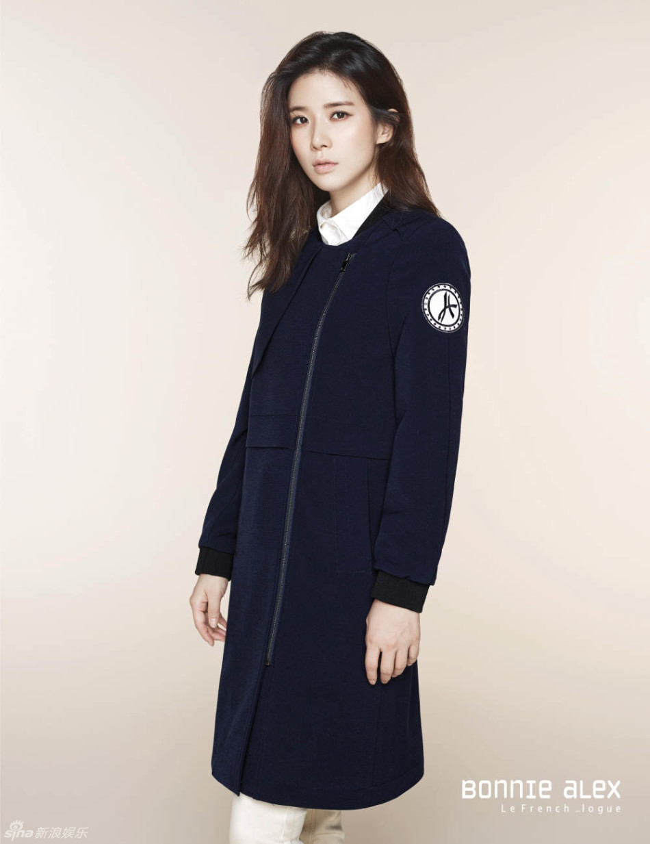 组图:李宝英写真 长款大衣穿出别样女性美