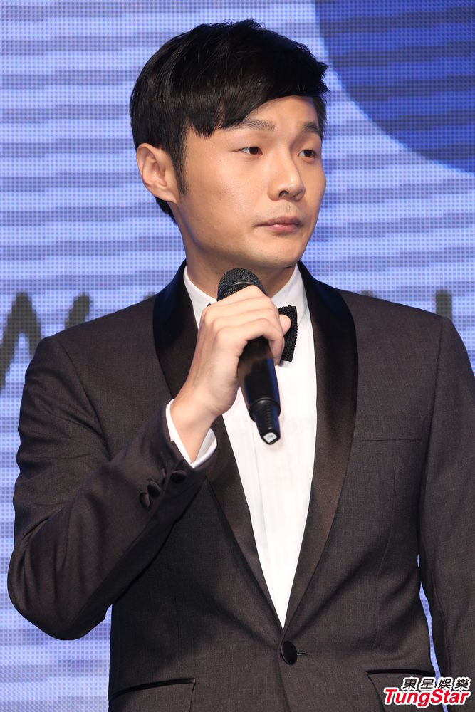 组图:大陆歌手李荣浩签约华纳 接班周杰伦