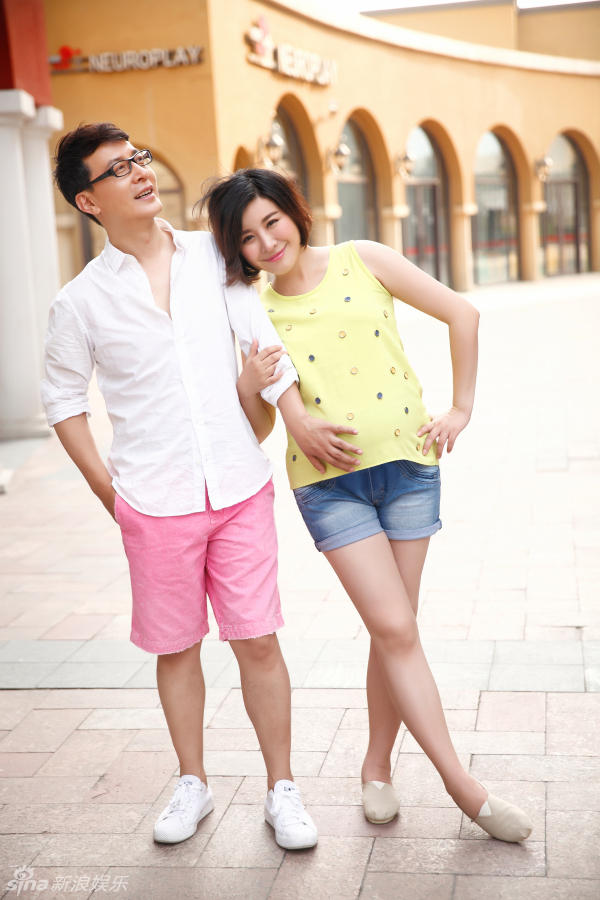 组图:王雅捷曝孕照晋升美妈 与老公秀恩爱_高清图集