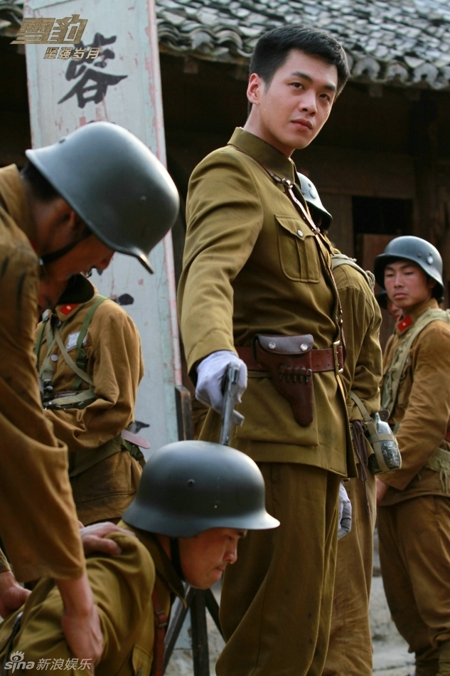 组图:《新雪豹》 军装帅哥张若昀接棒文章