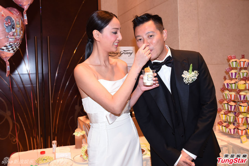 组图:郑希怡豪气大婚 全身金饰富态十足