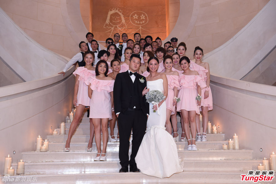 组图:郑希怡豪气大婚 全身金饰富态十足