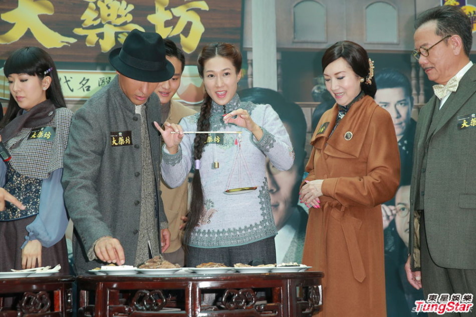 组图:钟嘉欣陈展鹏唐诗咏穿民国服饰宣传新剧_高清