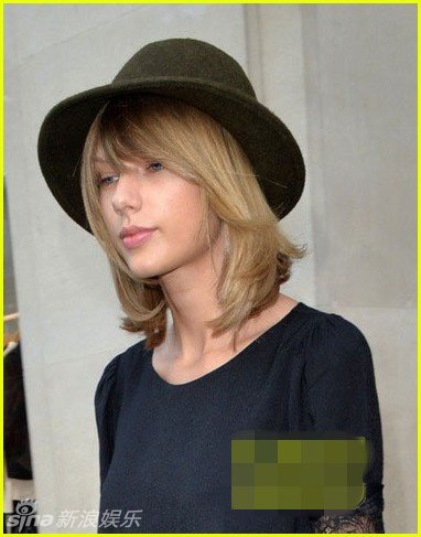 组图:街拍未经PS!泰勒告别红唇素颜显憔悴