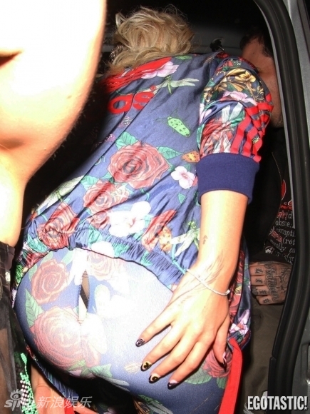 糗爆了!瑞塔肥臀撑爆裤子 当街崩裂露丁字裤