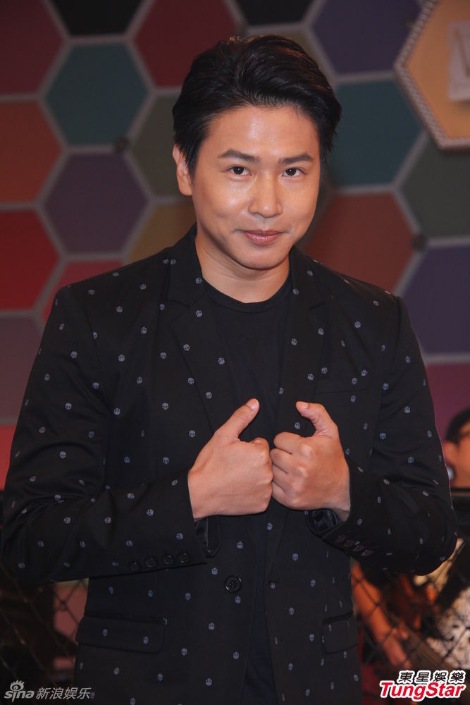组图:欧弟否认先有喜后婚 登记随意像谈公事_高清图集