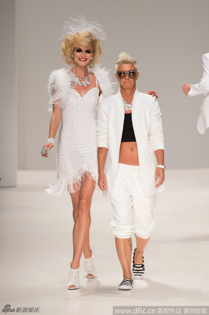 组图:同性婚礼惊艳时装周 变性男模披婚纱露点