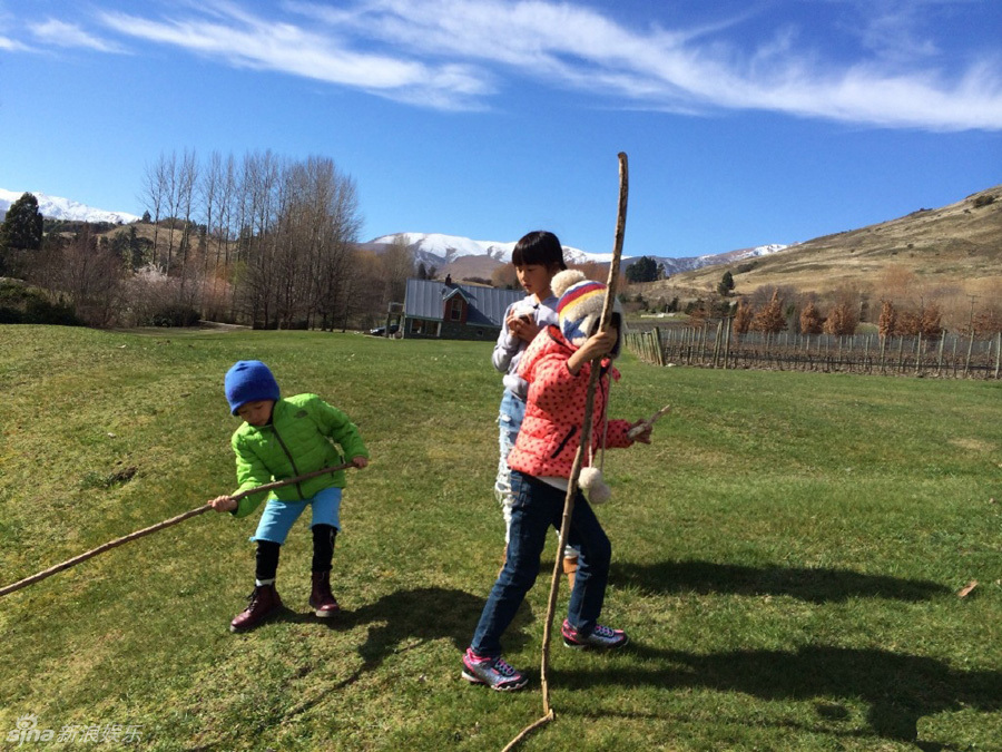 组图:陆毅新西兰遭萌娃围攻 叹接戏要慎重