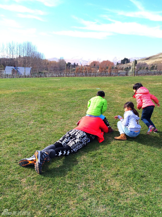组图:陆毅新西兰遭萌娃围攻 叹接戏要慎重