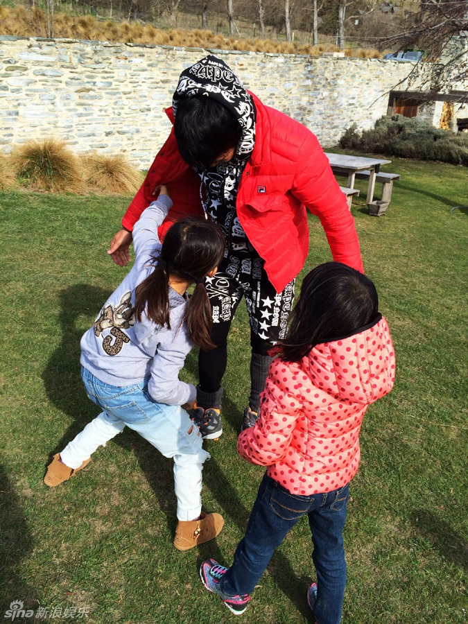 组图:陆毅新西兰遭萌娃围攻 叹接戏要慎重