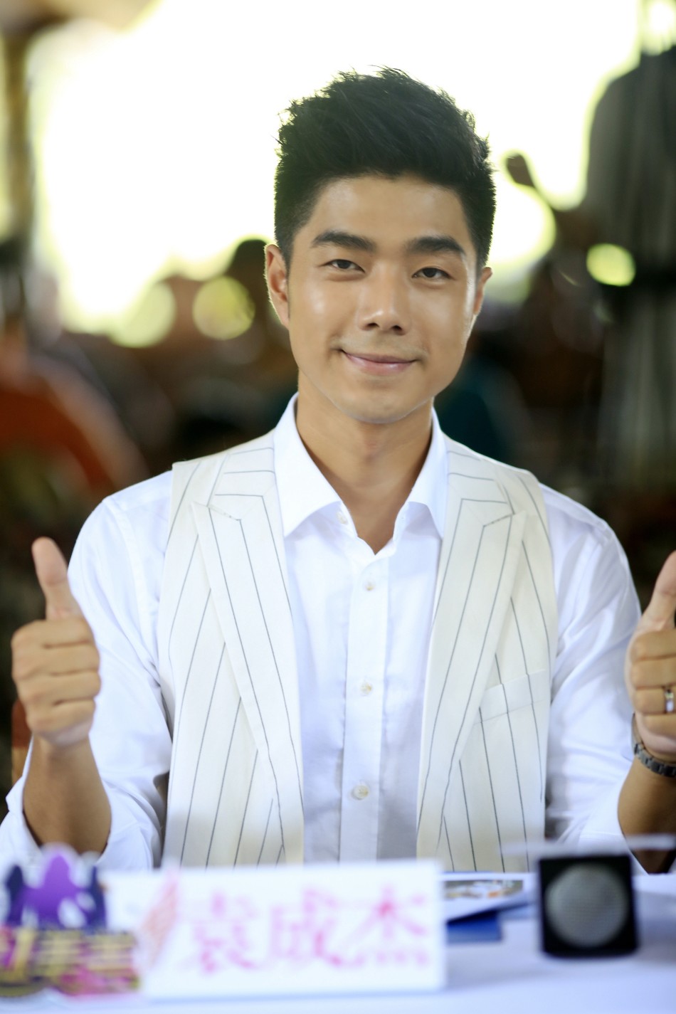 自行编排节目在槟榔谷黎苗文化旅游区进行路演,三位评委赵屹鸥,袁成杰