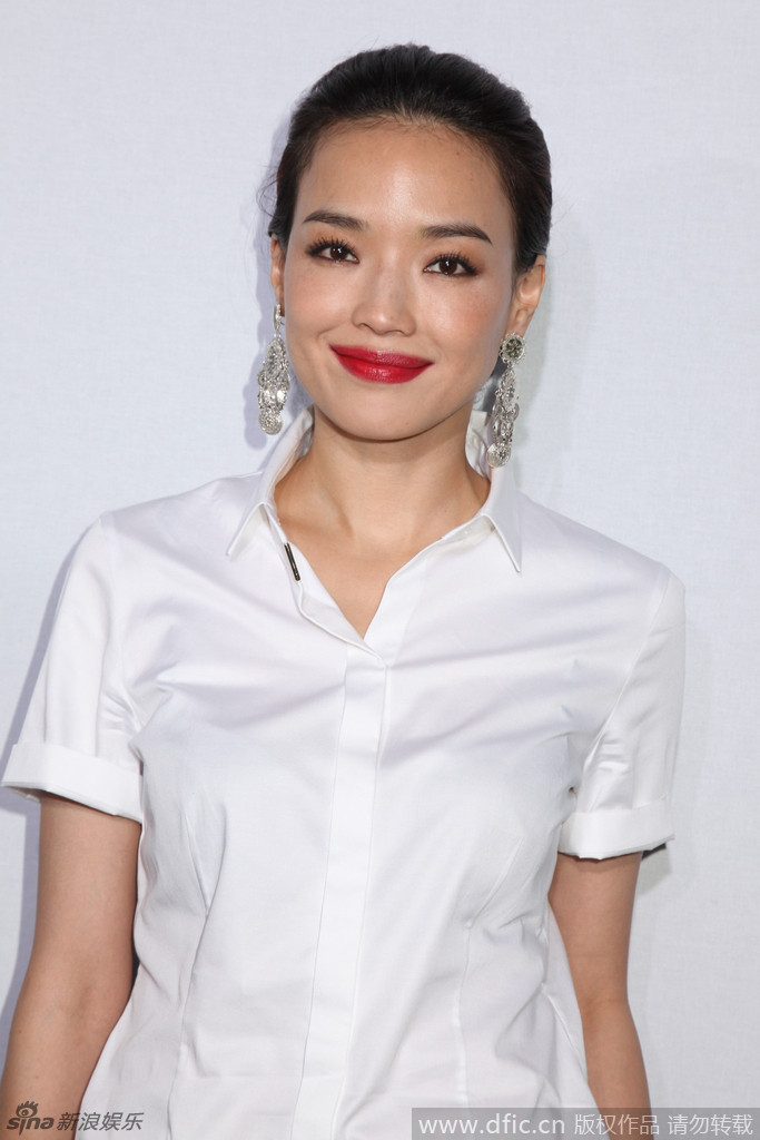 组图:舒淇助阵纽约时装周 烈焰红唇白衫优雅