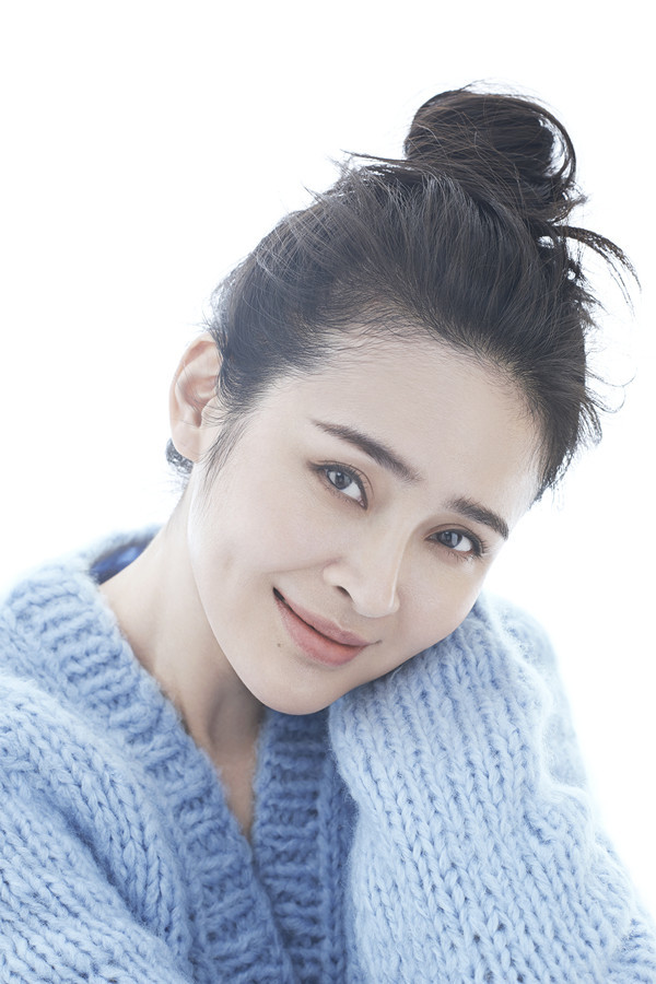 组图:于明加初秋写真大片 笑容迷人暖意浓浓_