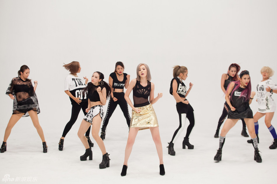 安心亚《<em>女孩站</em>出来!》<em>MV</em>出动大型吊臂 -- 佛山