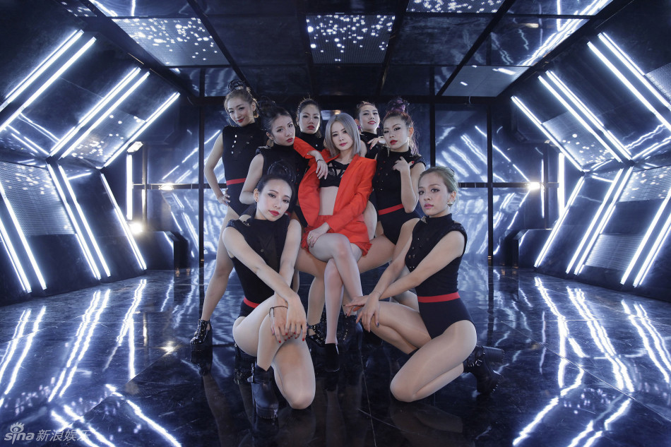 组图:安心亚《<em>女孩站</em>出来!》<em>MV</em>出动大型吊臂