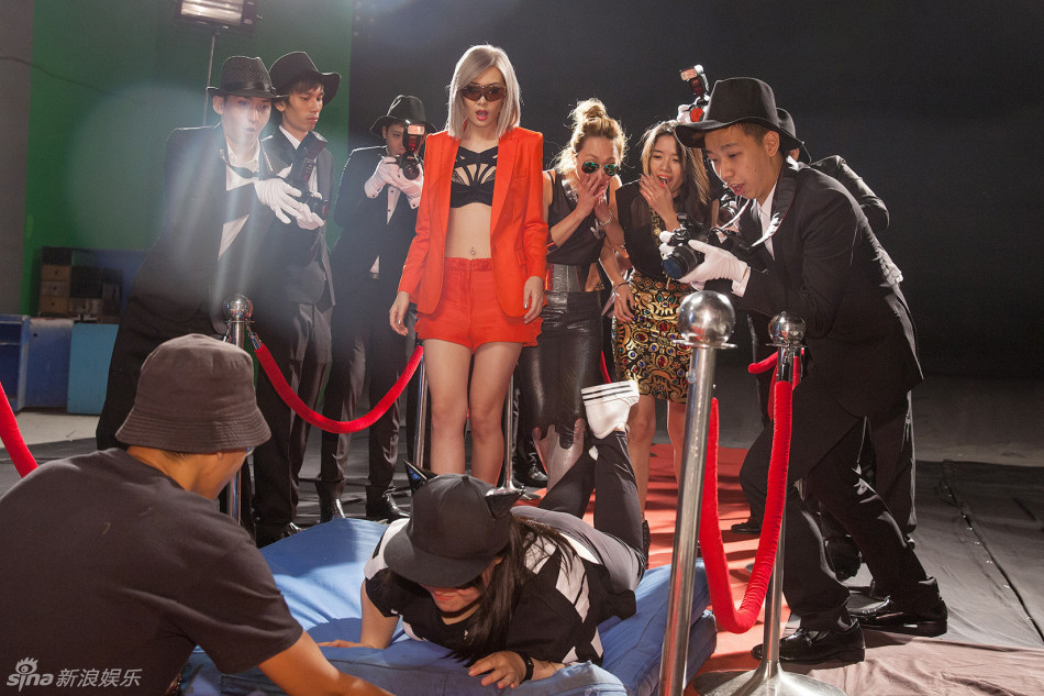 安心亚《<em>女孩站</em>出来!》<em>MV</em>出动大型吊臂 -- 佛山