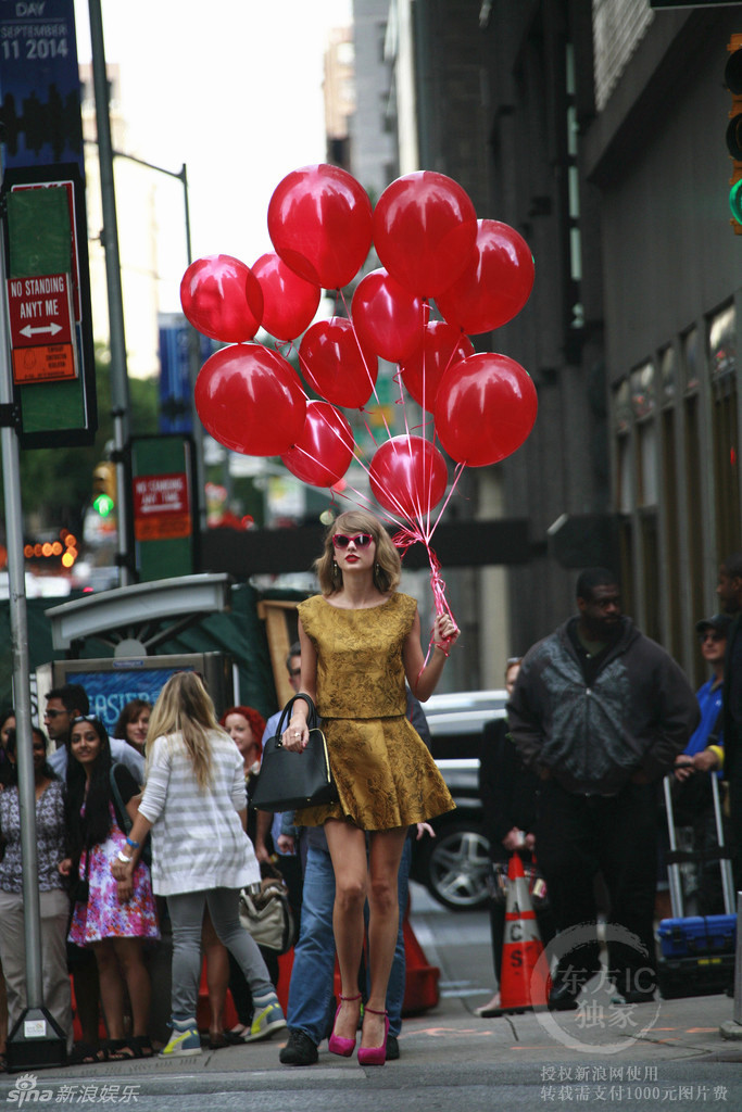组图:斯威夫特金装贵气十足 手拿红气球显童趣