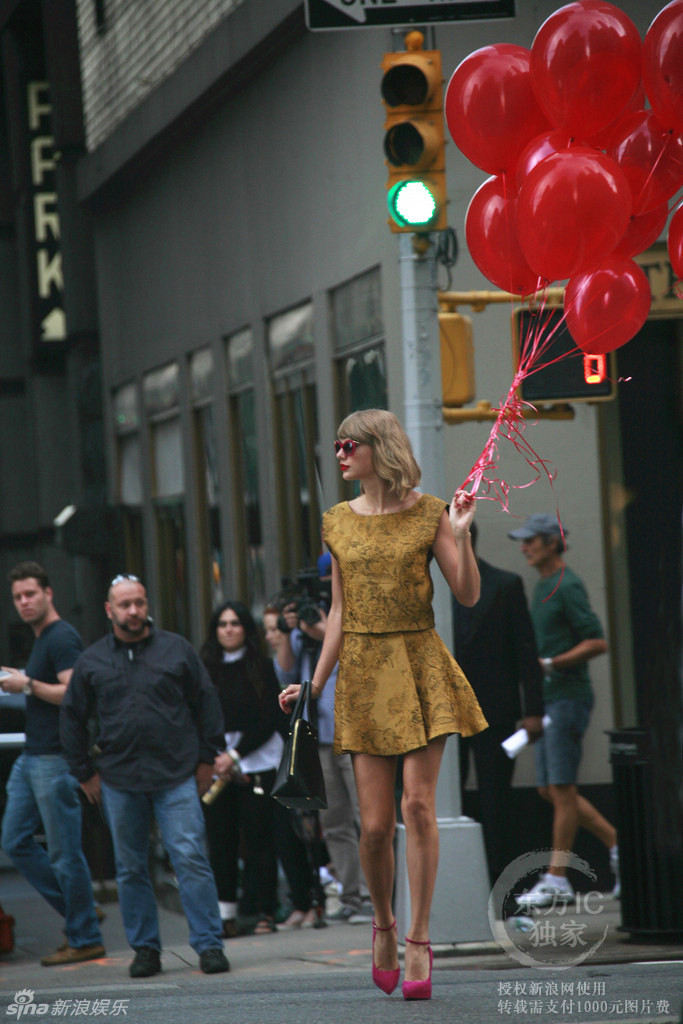 组图:斯威夫特金装贵气十足 手拿红气球显童趣