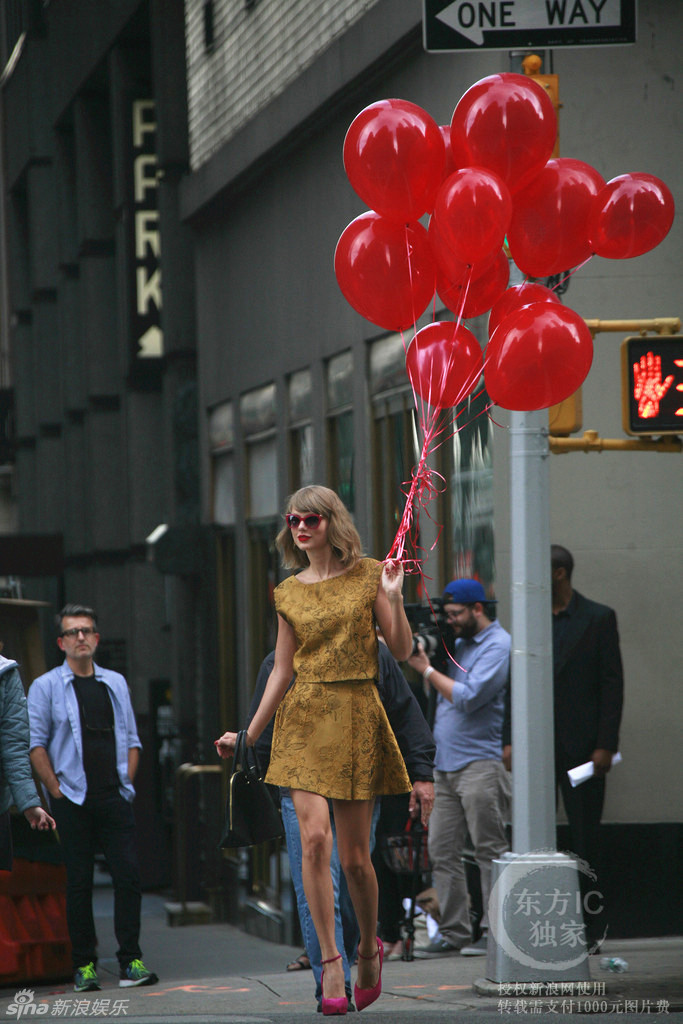 组图:斯威夫特金装贵气十足 手拿红气球显童趣 - 中文文化 - 中国日报网