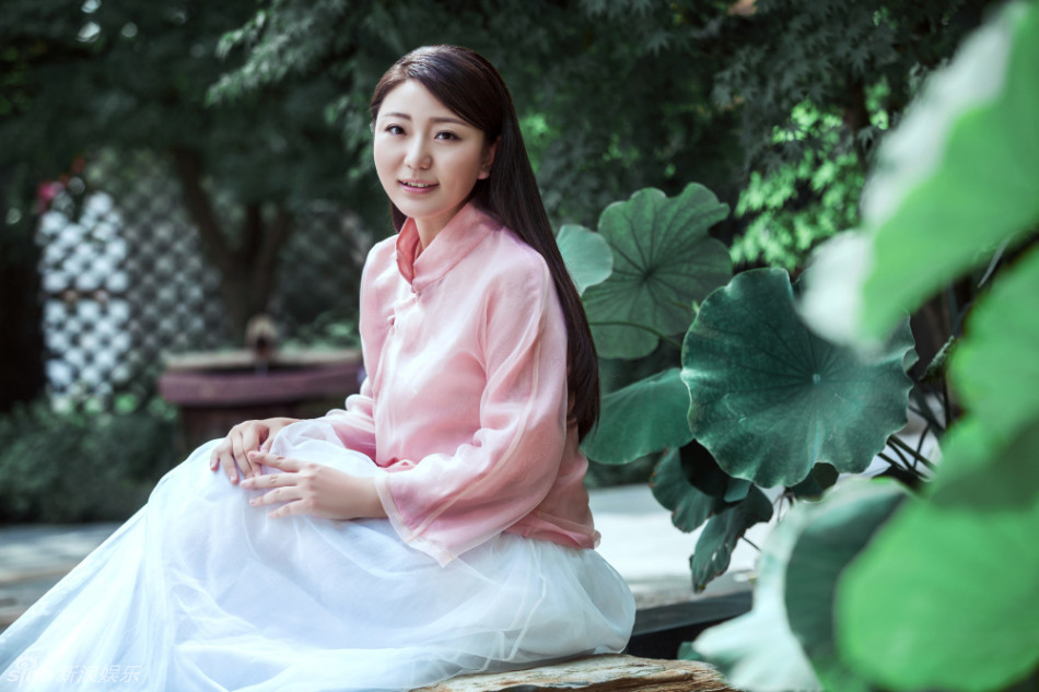 组图:禅意歌者刘珂矣《藕花记》主题写真曝光