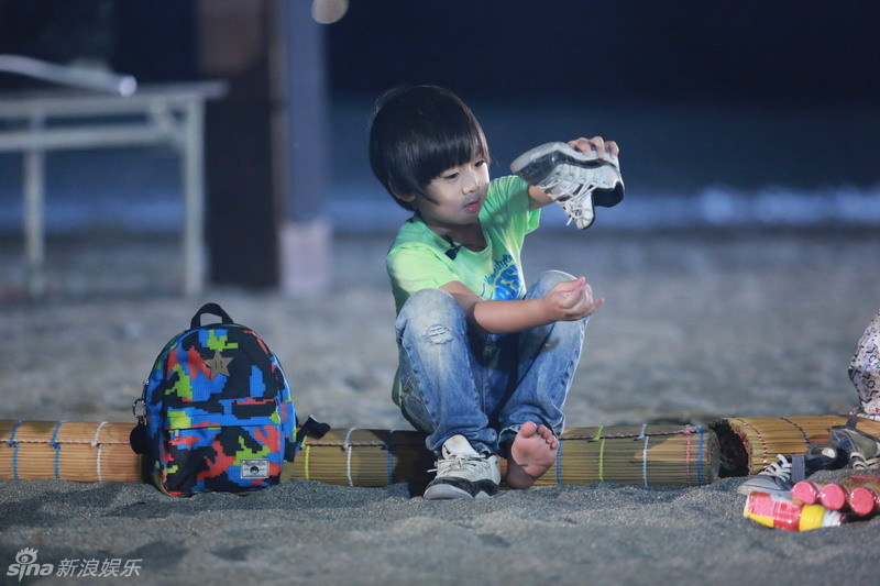 老爸萌娃海边嗨歌 吴镇宇搞笑合唱献吻众人