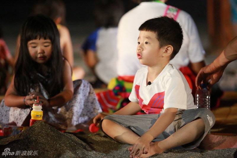 老爸萌娃海边嗨歌 吴镇宇搞笑合唱献吻众人