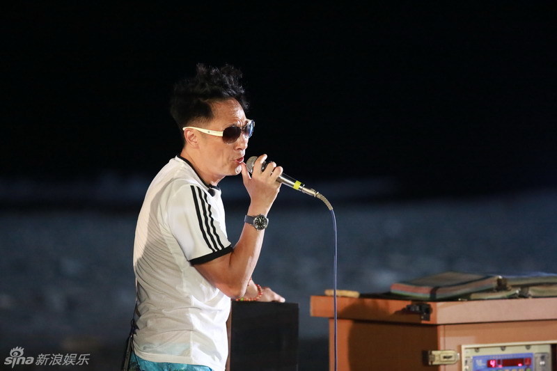 老爸萌娃海边嗨歌 吴镇宇搞笑合唱献吻众人