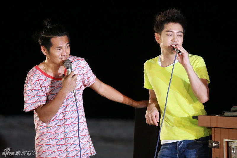 老爸萌娃海边嗨歌 吴镇宇搞笑合唱献吻众人