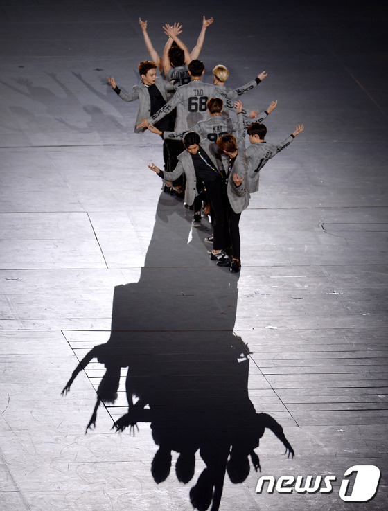 组图:EXO献唱亚运会 卖力歌舞点燃全场