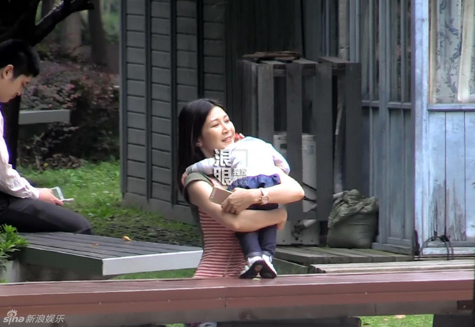 童蕾现身高档小区抱小女孩玩耍 疑似女儿曝光