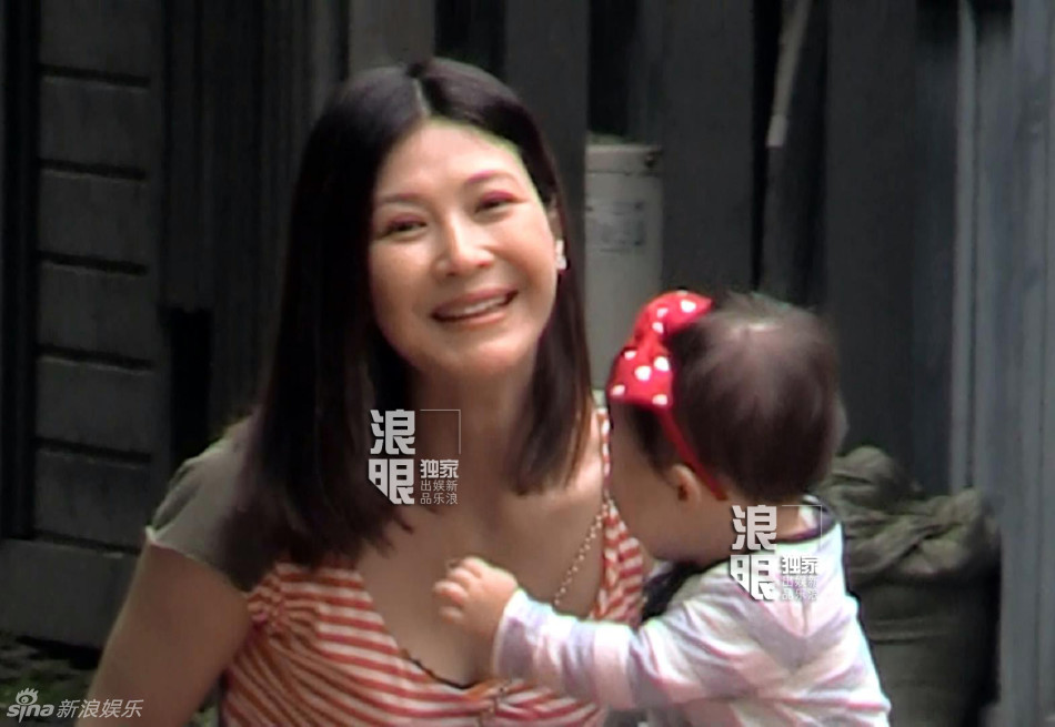童蕾现身高档小区抱小女孩玩耍 疑似女儿曝光