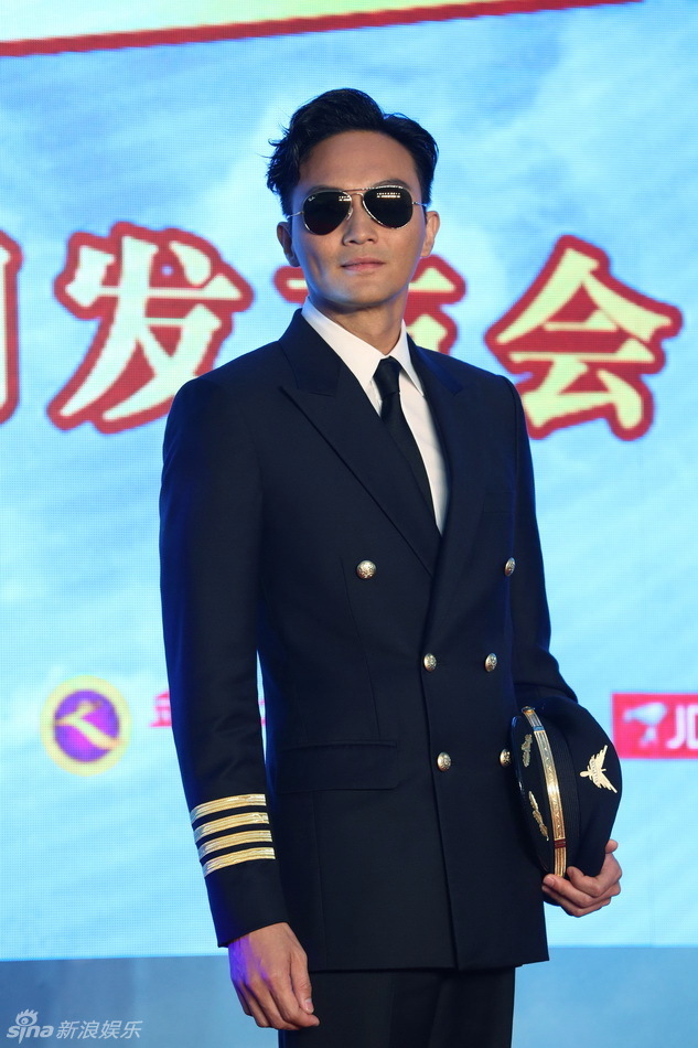 组图:冲上云霄北京开机 张智霖幽默揭机长职责_高清图集_新浪网