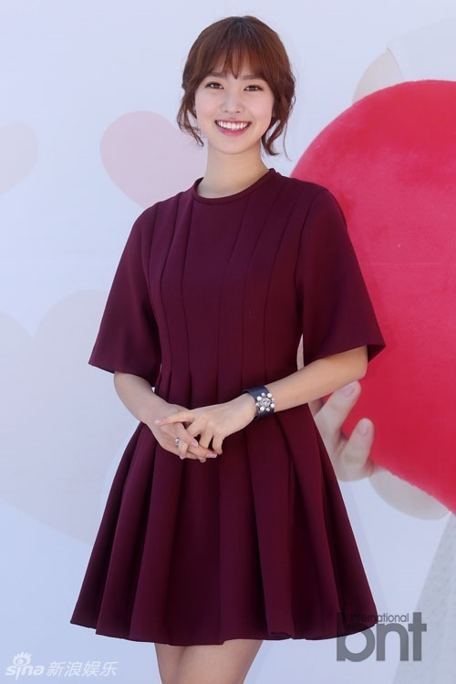 组图:韩星陈世妍红裙娇美捂嘴甜笑