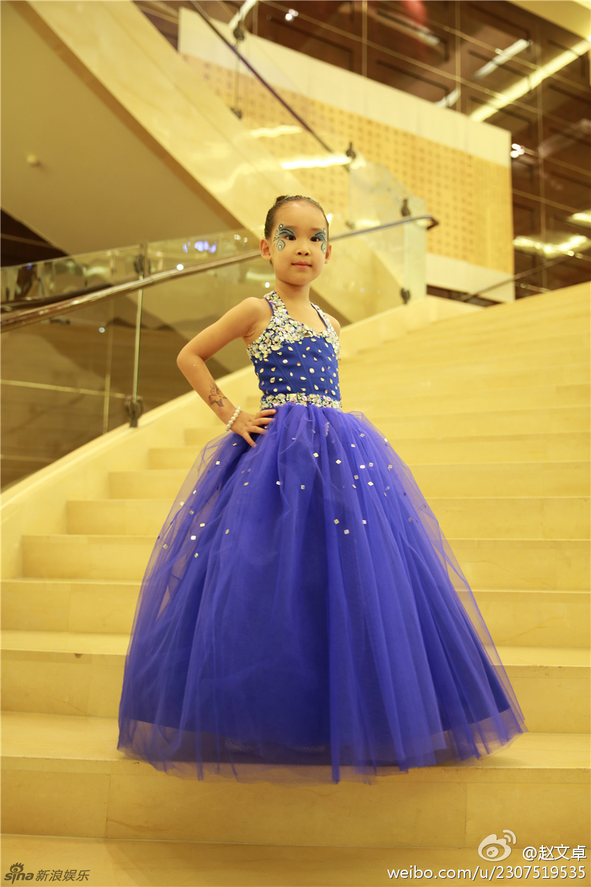 组图:赵文卓为女儿庆生 儿子呆萌出镜一家温馨