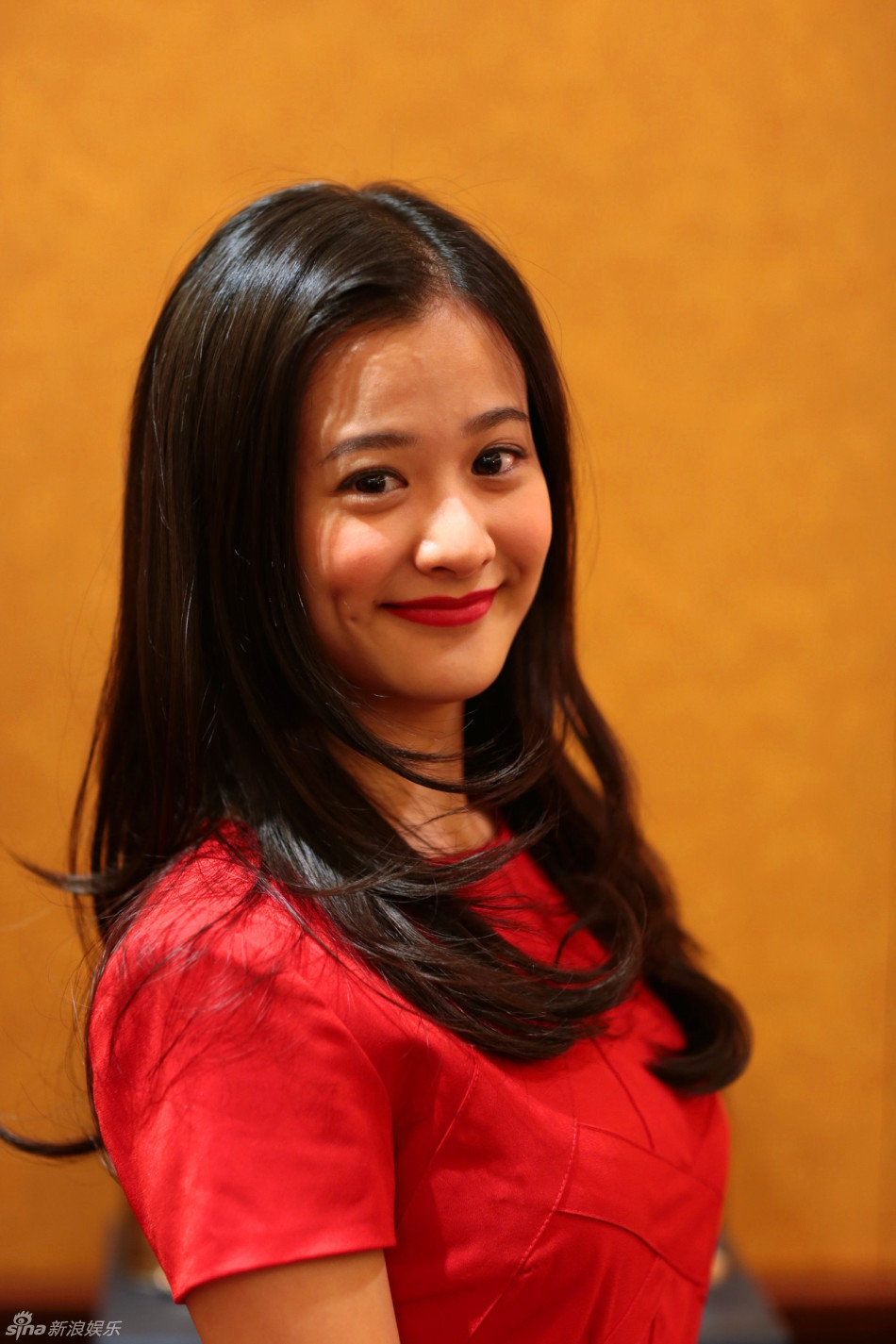 组图:陈永馨红裙助阵首映 神秘男相伴左右_音乐新闻_大众网