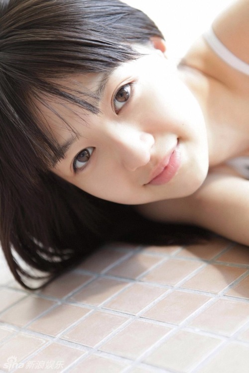 大眼美少女肤白貌美泳池拍大片清凉出镜,大眼