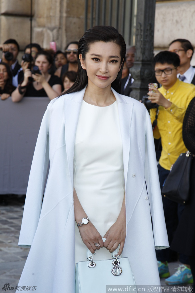 组图:李冰冰现身巴黎时装周 披大衣显浪漫优雅