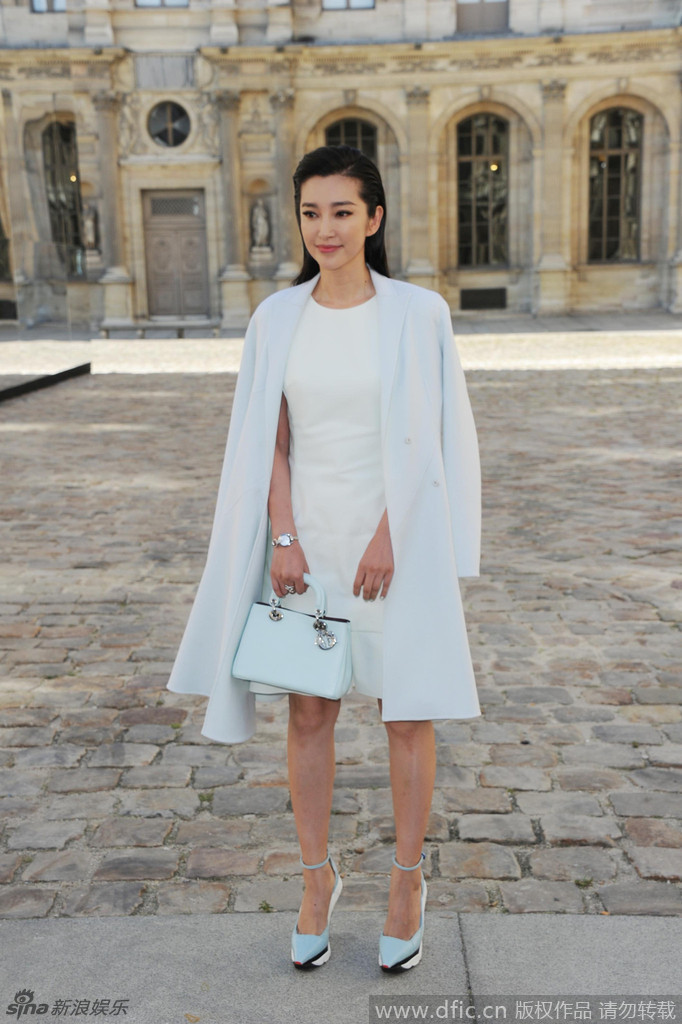 组图:李冰冰现身巴黎时装周 披大衣显浪漫优雅