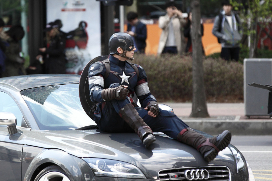 组图:埃文斯《复联2》片场照 两个美队比帅气 - 中文文化 - 中国日报网