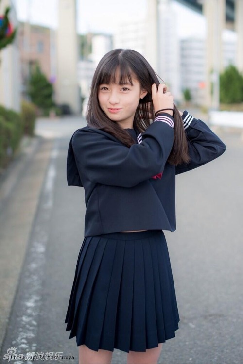 日15岁少女校服照清纯 水灵大眼萌萌哒