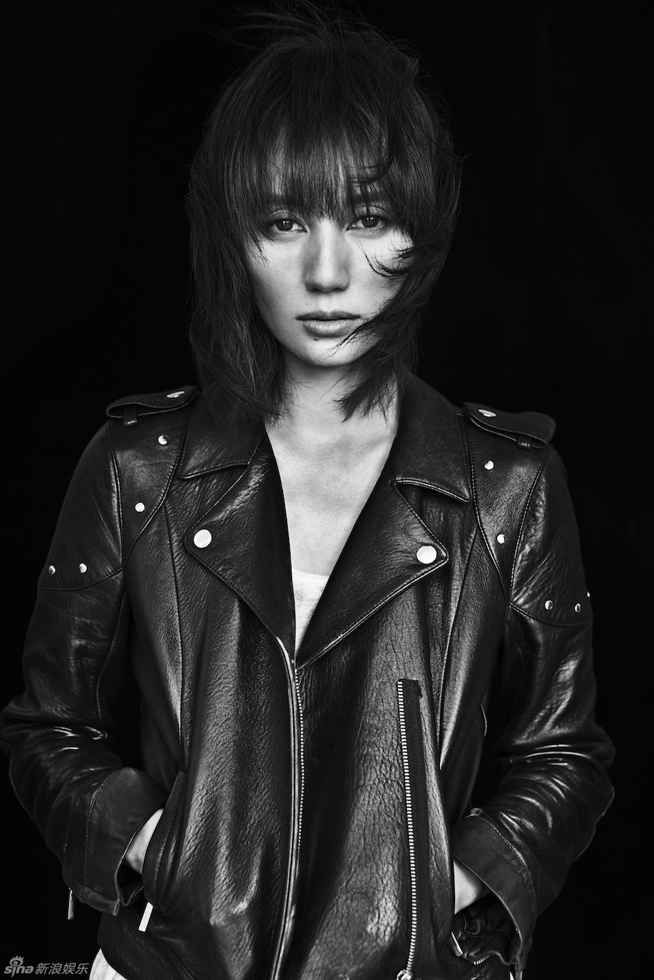 袁泉黑白大片眼神深邃 女神酷感魅力十足 -- 佛