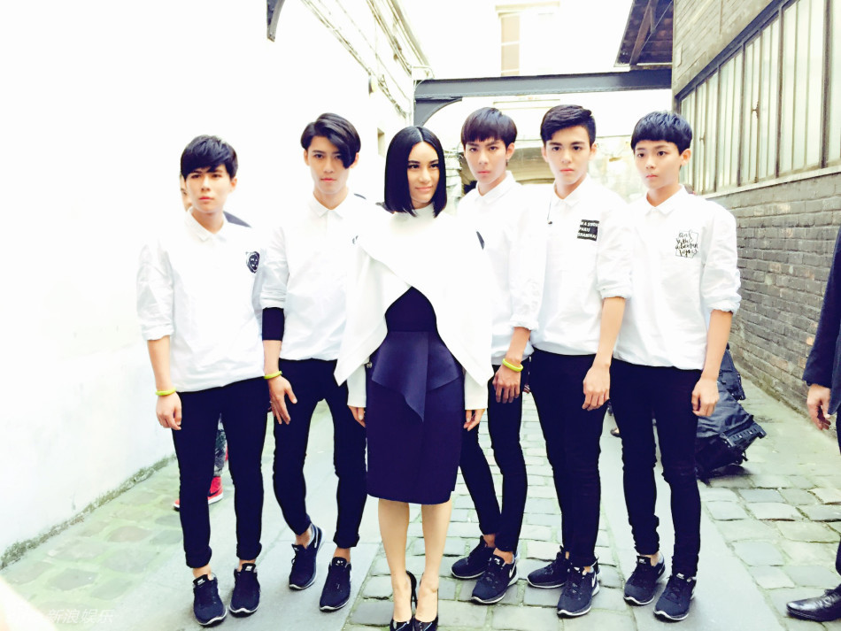 组图:尚雯婕亮相巴黎时装周 漫步街头气场足