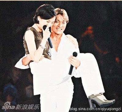 组图:刘德华中学青涩照曝光 <em>超短裤</em>秀结实双腿