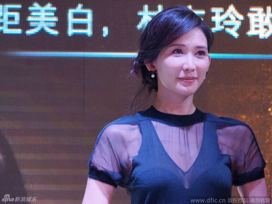 林志玲薄纱透视裙秀深v事业线