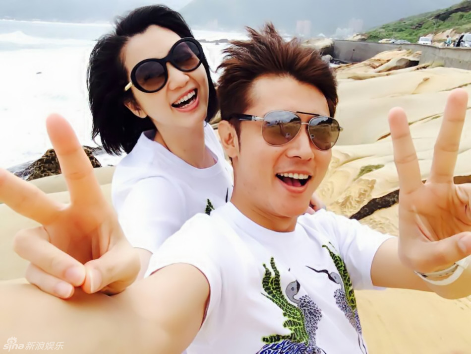 组图:张丹峰洪欣假日旅行 夫妻档自拍大秀恩爱_高清图集_新浪网