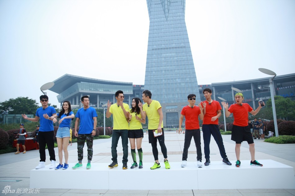 <em>奔跑吧兄弟</em>开播 队长<em>邓超</em>喝洗脸水解渴-奔跑|跑