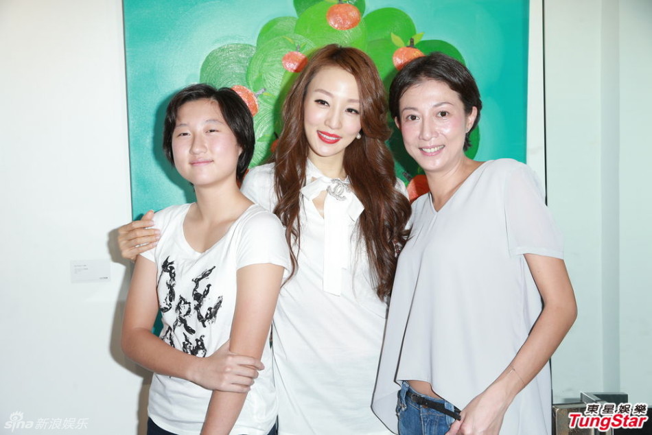 成龙女儿助阵吴绮莉画展 母女情深 -- 佛山E家
