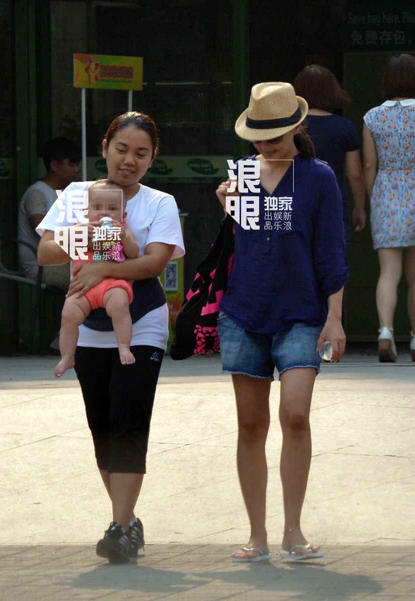 独家:马雅舒怀二胎衣着宽松 混血女儿紧咬奶嘴_高清