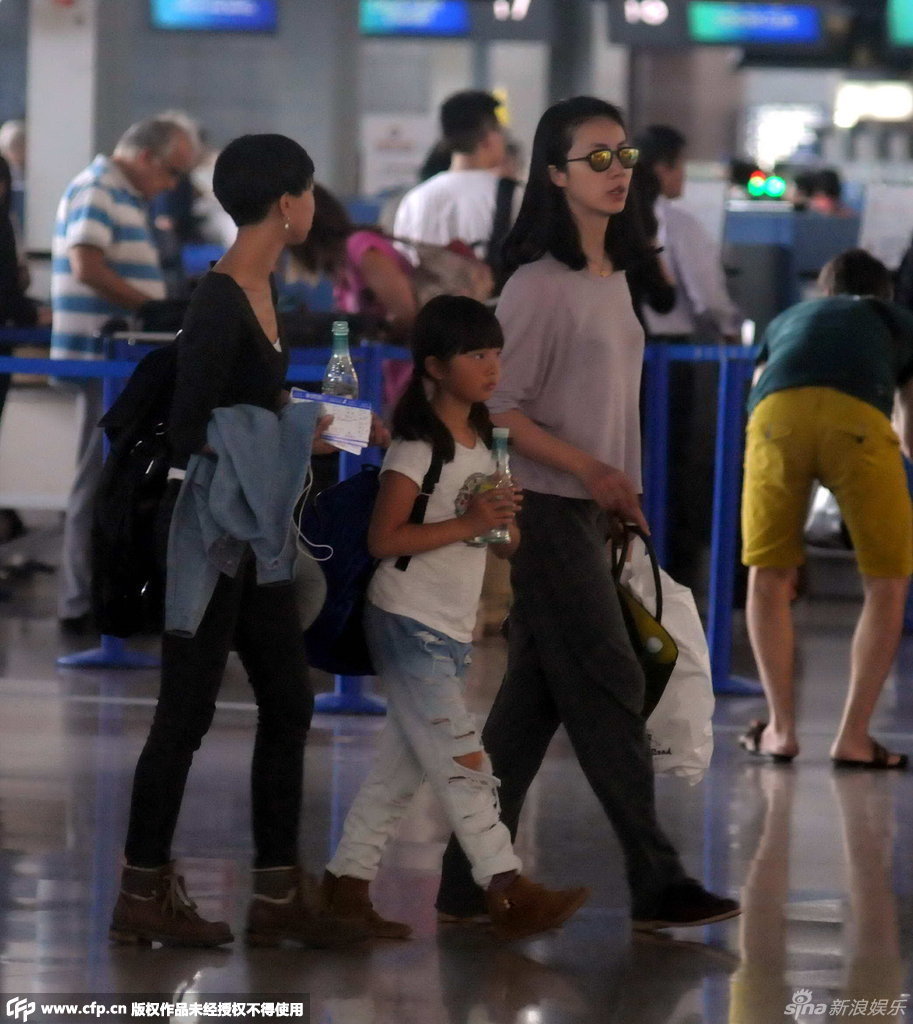 组图:孙莉不顾形象豪迈蹲地 多多破洞仔裤潮翻_高清